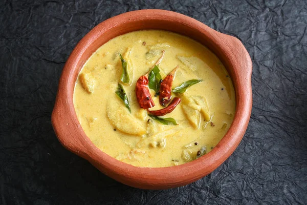 Onam Sadhya ya da Sadya Kerala Hindistan için sarı mango körisi veya Mampazha Pulissery tatlı ve ekşi yemek. organik ham mango, hindistan cevizi sütü, baharatlı köri yaprağı, hardal, Hint kırmızı kaşmir biberi.