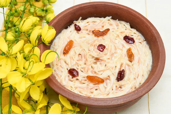 Onam festivali tatlı yemekleri Semiya payasam, vermicelli Kheer, Palada Payasam tatlı Kerala Hindistan, Onam Sadhya veya Sadya, Vishu için Güney Hindistan. Konsantre süt ile yapılan Mithai Dusshera, Vishu, Diwali