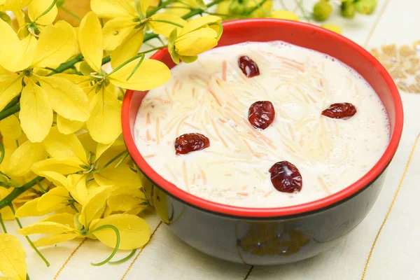Onam festivali tatlı yemekleri Semiya payasam, vermicelli Kheer, Palada Payasam tatlı Kerala Hindistan, Onam Sadhya veya Sadya, Vishu için Güney Hindistan. Konsantre süt ile yapılan Mithai Dusshera, Diwali