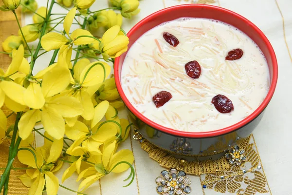 Onam, Vishu festivali tatlı yemek Semiya payasam, vermicelli Kheer, Palada Payasam tatlı Kerala Hindistan, Onam Sadhya veya Sadya için Güney Hindistan, Vishu. Konsantre süt ile yapılan Mithai Dusshera, Diwali