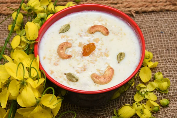 Onam, Vishu festivali tatlı yemek Palada payasam, vermicelli Kheer, Semiya Payasam tatlı Kerala India, Onam Sadhya veya Sadya için Güney Hindistan, Vishu. Konsantre süt ile yapılan Mithai Dusshera, Diwali