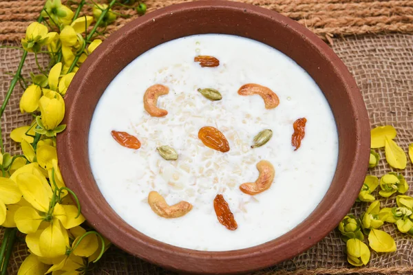 Onam festivali tatlı yemekleri Semiya payasam, vermicelli Kheer, Palada Payasam tatlı Kerala Hindistan, Onam Sadhya veya Sadya, Vishu için Güney Hindistan. Konsantre süt ile yapılan Mithai Dusshera, Vishu, Diwali