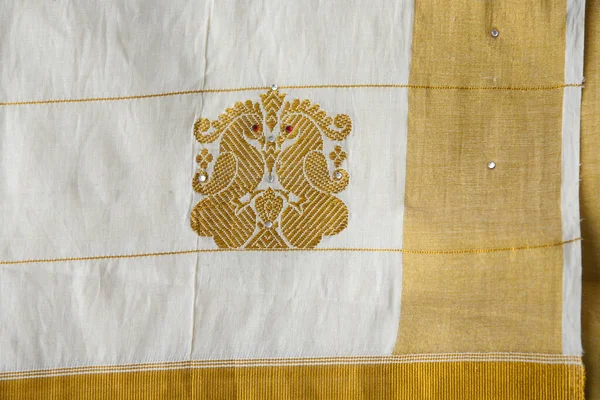 Hint ipeği sarisi, el yapımı beyaz Kerala Sari ve altın süsler, mücevherler. Kadınlar bu geleneksel giysiyi Onam festivali Vishu 'da kullanır, Hindistan' da düğün. çok renkli sari elbiseler.