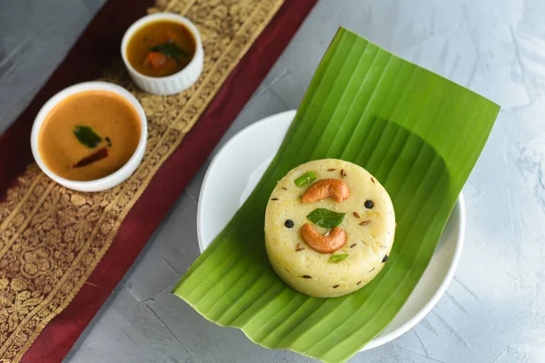 Sambar ile Ven Pongal, Hindistan cevizi Chutney popüler Hint kahvaltısı Tamil Nadu festivali Pongal 'ın muz yaprağı tabağında yaptığı beyaz arka plan manzaralı, Güney Hindistan.