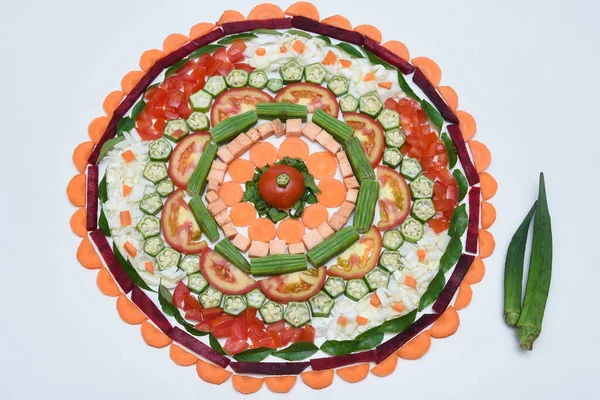 Kerala hasat festivali Onam kutlaması, Kerala Güney Hindistan. Pookalam ya da çiçek yatağı, taze kesilmiş sebzelerle yapılan özel vejetaryen yemekleri. Çiçek halısı, çiçek yatağı