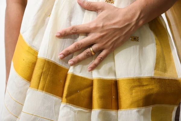 Hint ipeği sarisi, el yapımı beyaz Kerala Sari ve altın süsler, mücevherler. Kadınlar bu geleneksel giysiyi Onam festivali Vishu 'da kullanır, Hindistan' da düğün. çok renkli sari elbiseler.