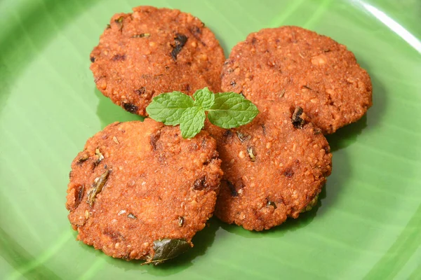 Hint sütlü çay ile Parippu Vada ya da Chai Kerala çerezleri popüler kızarmış sıcak ve baharatlı çay zamanı yemekleri. Ramazan, Onam, Vishu ve Tamil Nadu için geleneksel yemekler, Hindistan 'ın sokak yemekleri..