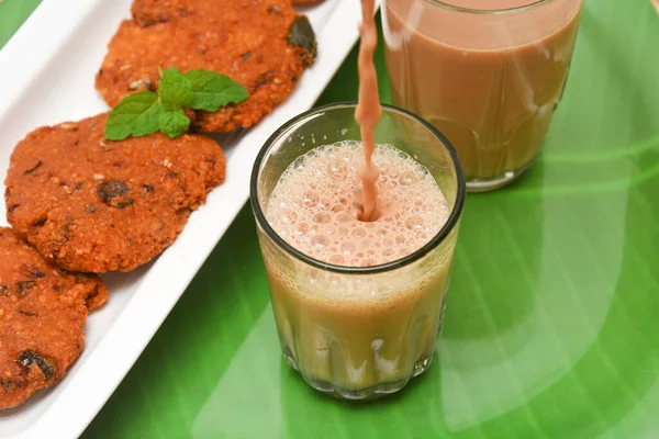 Hint sütlü çay ile Parippu Vada ya da Chai Kerala çerezleri popüler kızarmış sıcak ve baharatlı çay zamanı yemekleri. Ramazan, Onam, Vishu ve Tamil Nadu için geleneksel yemekler, Hindistan 'ın sokak yemekleri..