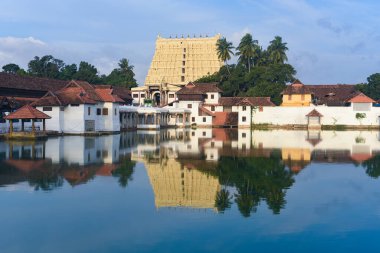 Kerala Hindistan - 07 Eylül 2019: Sree Padmanabhaswamy Tapınağı ve Trivandrum veya Thiruvananthapuram göleti gündüz vakti.