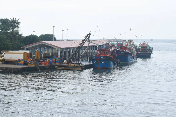 Kerala Hindistan - Eylül 06, 2019: Kollam veya Quilon balıkçı limanında balıkçı tekneleri.