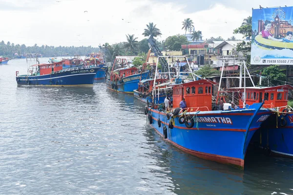 Kerala Hindistan - Eylül 06, 2019: Kollam veya Quilon balıkçı limanında balıkçı tekneleri.