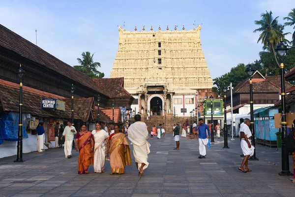 Kerala Hindistan - 7 Eylül 2019: Trivandrum Sree Padmanabhaswamy Tapınağı ya da gündüz vakti Thiruvananthapuram, Hindu halkı ibadet edecek ya da dua edecek.