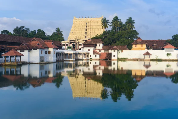 Kerala Hindistan - 07 Eylül 2019: Sree Padmanabhaswamy Tapınağı ve Trivandrum veya Thiruvananthapuram göleti gündüz vakti.