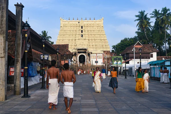 Kerala Hindistan - 7 Eylül 2019: Trivandrum Sree Padmanabhaswamy Tapınağı ya da gündüz vakti Thiruvananthapuram, Hindu halkı ibadet edecek ya da dua edecek.