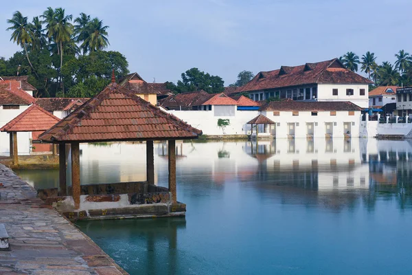 Kerala Hindistan - 07 Eylül 2019: Sree Padmanabhaswamy Tapınağı ve Trivandrum veya Thiruvananthapuram göleti gündüz vakti.