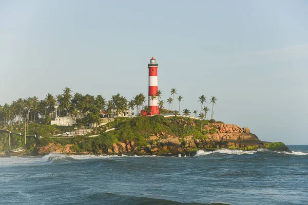 Kerala, Hindistan - 08 Eylül 2019: Kovalam plajı ve Vizhinjam deniz feneri. Deniz dalgaları kıyıya doğru ilerliyor..