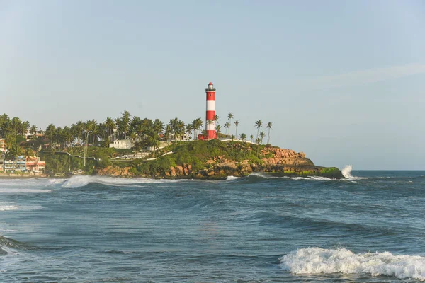Kerala, Hindistan - 08 Eylül 2019: Kovalam plajı ve Vizhinjam deniz feneri. Deniz dalgaları kıyıya doğru ilerliyor..
