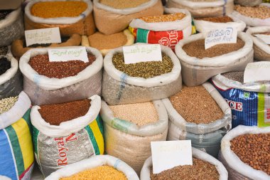 Kerala, Hindistan - 07 Eylül 2019: Alışveriş gevreği, Chalai Bazaar Kizhakkekotta Thiruvananthapuram veya Trivandrum 'daki tahıl ambarı.