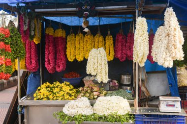 Kerala, Hindistan - 07 Eylül 2019: Chalai Çarşısı 'ndaki çiçek dükkanı Thiruvananthapuram veya Trivandrum. Dükkanda bir sürü çelenk asılı..