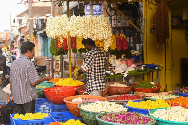 Kerala, Hindistan - 07 Eylül 2019: Chalai Çarşısı 'ndaki çiçek dükkanı Thiruvananthapuram veya Trivandrum. Dükkanda bir sürü çelenk asılı..