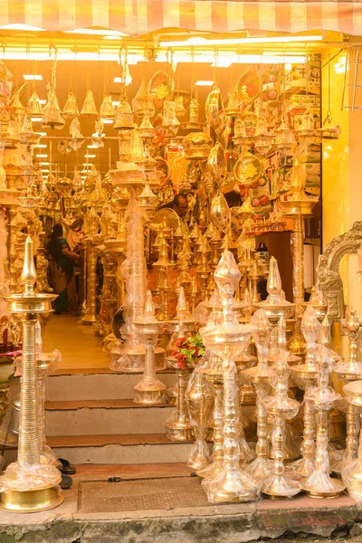 Kerala, Hindistan - 07 Eylül 2019: Chalai Bazaar Kizhakkekotta Thiruvananthapuram veya Trivandrum caddesindeki dükkanda çok sayıda büyük altın pirinç petrol lambası.