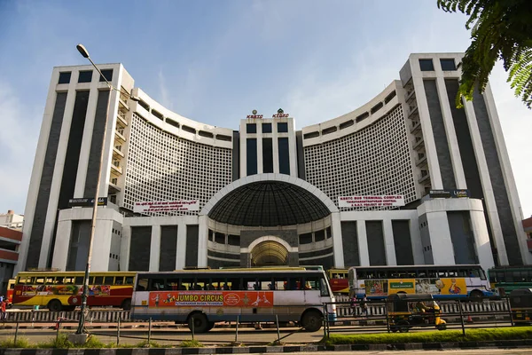 Kerala, Hindistan - 07 Eylül 2019: KSRTC otobüs terminali veya Merkez otobüs durağı Trivandrum ön görünümü.
