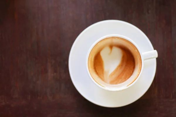 Sfocatura Bere Una Tazza Caffè Quattro Forma Cuore Latte Art — Foto Stock