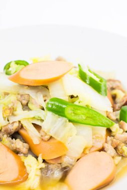 Sosis ve kıymalı domuz eti. Beyaz arka planda lahana tabağı.