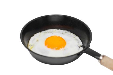 Kızartma tavasında kızarmış yumurta izole edilmiş beyaz arka plan.