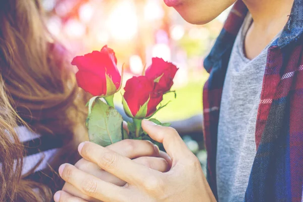 Άνδρες Δίνουν Στις Γυναίκες Τριαντάφυλλο Την Ημέρα Του Αγίου Βαλεντίνου — Φωτογραφία Αρχείου