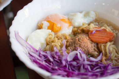 Tahtada hazır erişte..