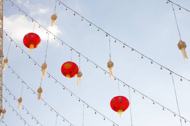 Kırmızı lamba ve bulanık gökyüzü.