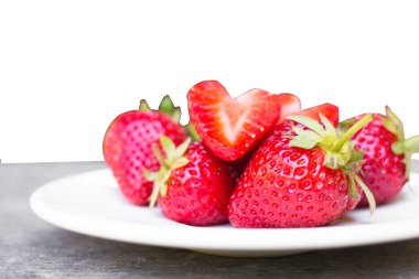 Çilek, ahşap bir kapta izole edilmiş beyaz arka planda.