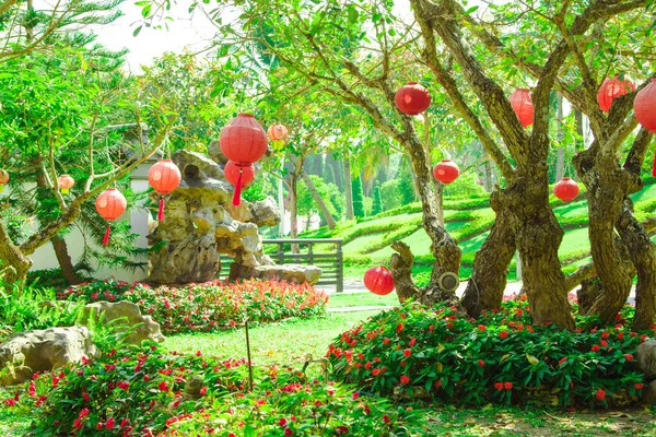Lanternes Rouges Suspendues Dans Jardin Avec Des Arbres Herbe Verte — Photo