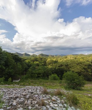 Bulutlar ve mavi gökyüzü dağ soyut arkaplan.