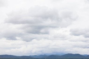 Bulutlar ve mavi gökyüzü soyut arkaplan.