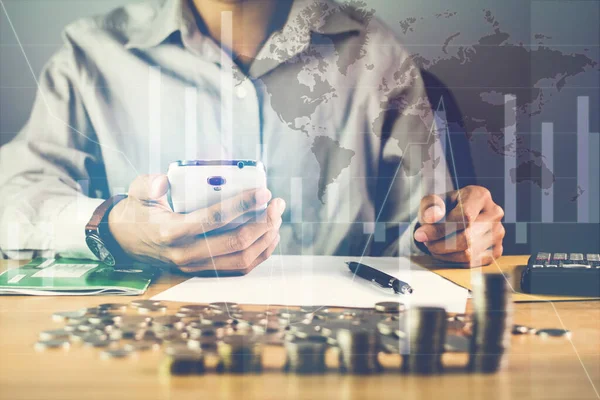Bir madalyayla el ele tutuşan cep telefonu Sunset Light Business arka planının hesaplama ve grafiğini tanımlıyor.