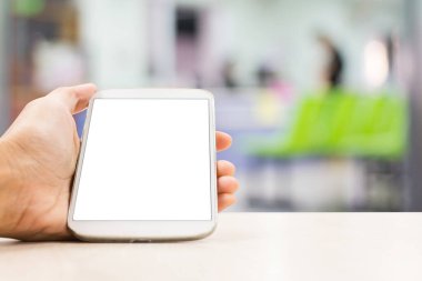 Masanın üzerinde el ele tutuşan mobil modelleme alanı 