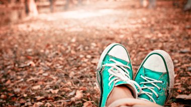 Spor ayakkabıları arka planda pastel renkler.