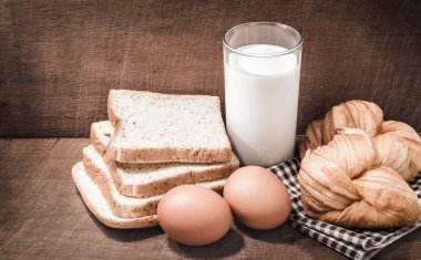 Tahtada yumurta ve sütle ekmek..