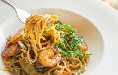 Lezzetli spagetti, kaşıkta sarhoş karides.