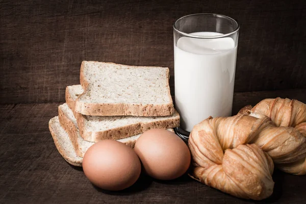 Tahtada yumurta ve sütle ekmek..