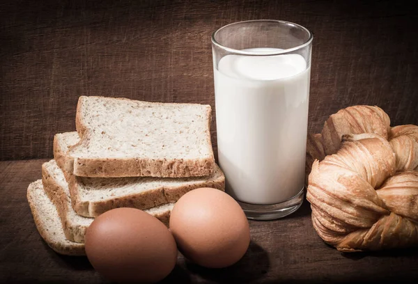 Tahtada yumurta ve sütle ekmek..