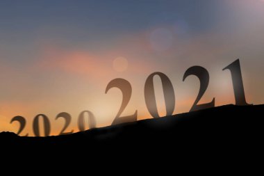 2020 numaralı silueti ile yeni yıl 2021 dağ ve akşam gökyüzü günbatımında 2021 'e kadar değişecek. Başarı Tatil Konseptini Kutla