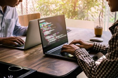 İki geliştirici programlama ve kodlama teknolojisi. Web sitesi tasarımı sosyal dünya siber uzay kavramının güvenliği.