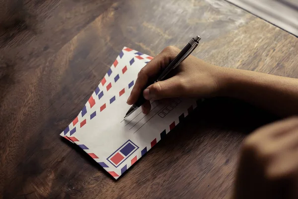 Mano Utilizzando Una Penna Nera Scrittura Sulla Carta Lettera Retro — Foto Stock