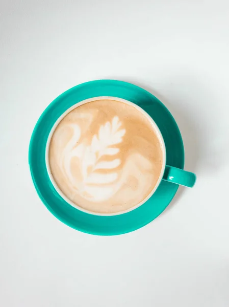 顶部视图 白底绿杯热咖啡拿铁艺术 — 图库照片