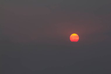 Bulutlu doğa arka planına sahip gün batımı.