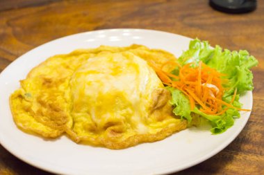 Tahtadaki tabakta kızarmış yumurta..