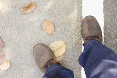 Yoldaki beyaz çizgide ayakkabılar.